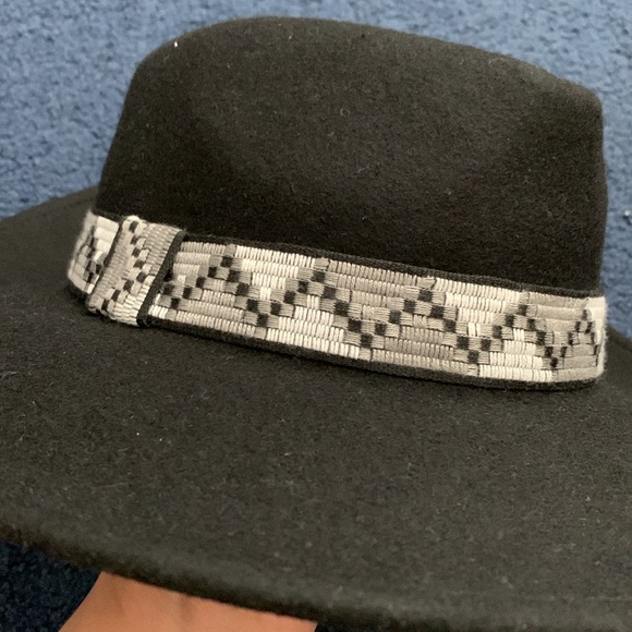 Universal Thread Hat - Picture 2 of 9